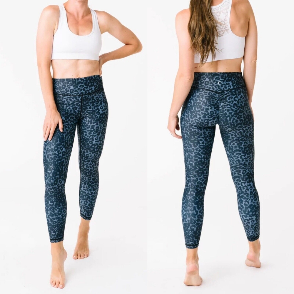 Zyia Stone Blue Leopard Scrunchy Light & Luxe 7/8 leggings, size 2,